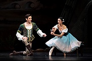 „Giselle” Mainy Gielgud: Vladimir Yaroshenko (Książę Albert) i Chinara Alizade (Giselle), fot. Ewa Krasucka