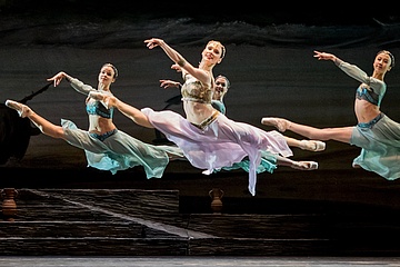 Korsarz/Le Corsaire: Liudmila Konovalova as Gulnare (middle, violet skirt), Ensemble, fot./photo: Wiener Staatsballett – Ashley Taylor