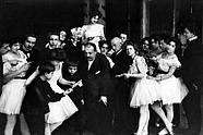 Aleksander Gillert i Enrico Cecchetti wśród tancerzy i uczniów, 1904