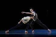 Egor Menshikov i Carlos Martín Pérez w balecie „Kurt Weill” Krzysztofa Pastora, fot. Ewa Krasucka