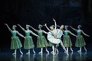 . Dawid Trzensimiech, Mai Kageyama and Polish National Ballet in Jury Grigorovich’s “The Sleeping Beauty”, photo: Ewa Krasucka