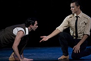Carlos Martín Pérez i Egor Menshikov w balecie „Kurt Weill” Krzysztofa Pastora, fot. Ewa Krasucka