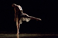 Carlos Martín Pérez w balecie „W poszukiwaniu kolorów” Jacka Tyskiego, fot. Ewa Krasucka