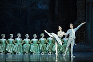 Dawid Trzensimiech, Mai Kageyama and Polish National Ballet in Jury Grigorovich’s “The Sleeping Beauty”, photo: Ewa Krasucka