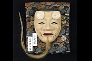 Maska aktora teatru nō – okina. Własność Ambasady Japonii w Polsce