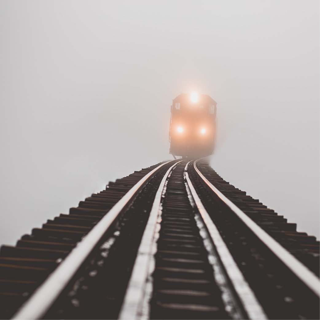 fotografia pociągu we mgle