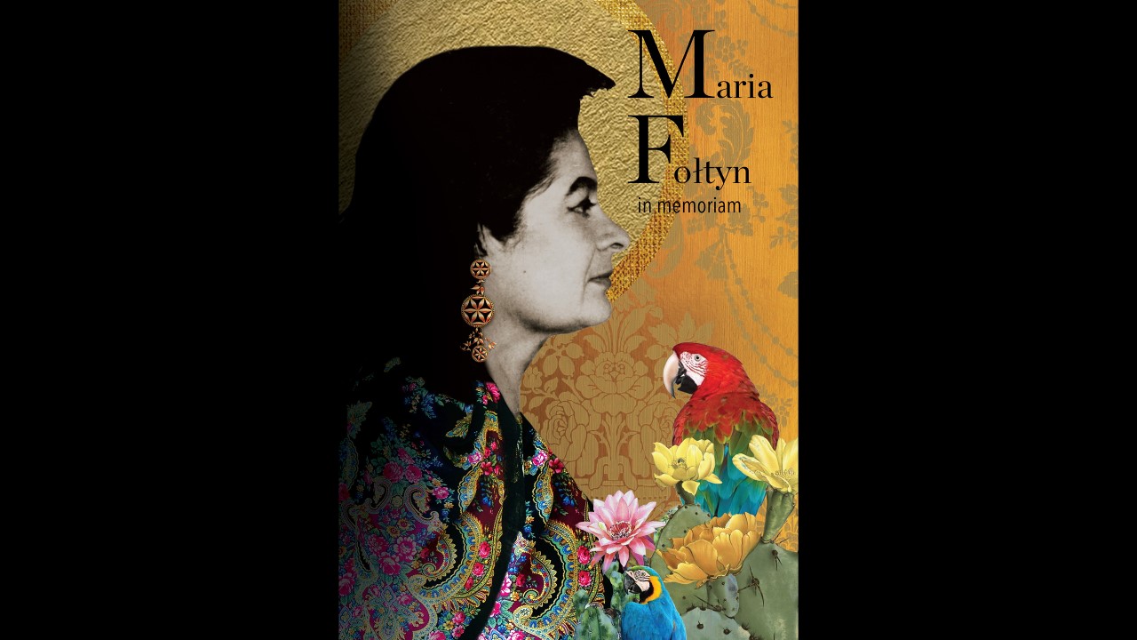 zdjęcie artystki z profilu w barwnej chuście na szyi i z papugą
