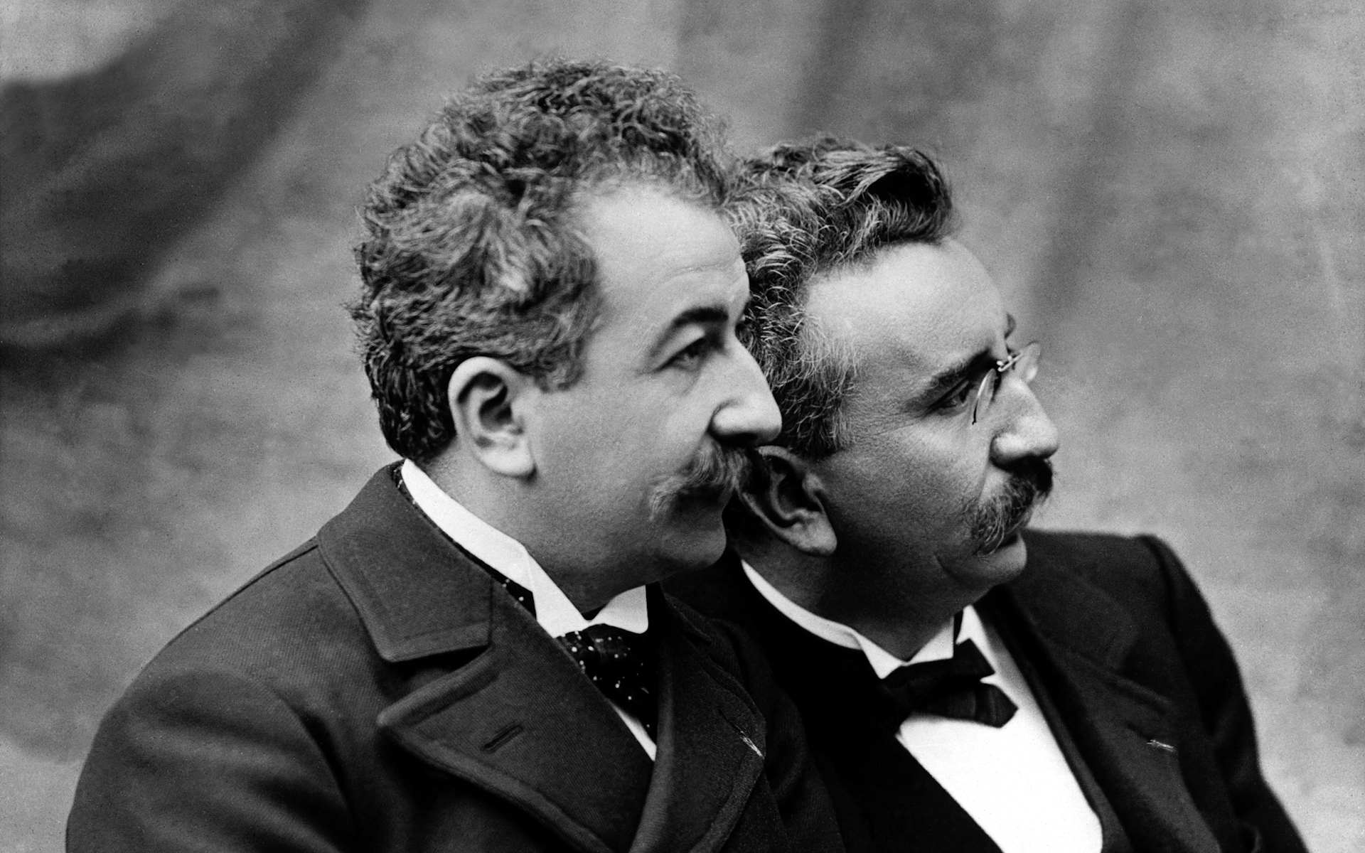 zdjęcie obu braci Lumiere z twarzami zwróconymi w prawo