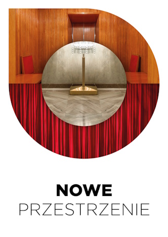 Plakat konkursu „Nowe Przestrzenie”. Na tle drewnianego wnętrza z czerwonymi zasłonami i marmurową podłogą znajduje się dekoracyjna lampa. Poniżej widoczny napis: „NOWE PRZESTRZENIE”.