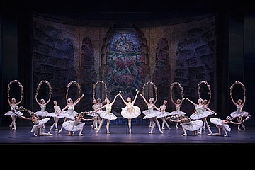 „Korsarz”, Yuka Ebihara i Polski Balet Narodowy w scenie „Ożywiony ogród”, fot. Ewa Krasucka