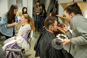 W charakteryzatorni Marta Mika - mezzosopran, Wojciech Rasiak - bas, fot. Donat BrykczyńskiBE&W