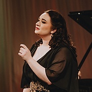 „Próżno byś szukał w oknach zapalonych świeczek...”