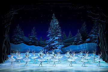„The Nutcracker”: Polish National Ballet as the Snowflakes, photo: Ewa Krasucka