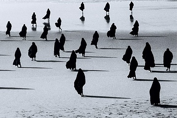 Plakat na podstawie zdjęcia Shirin Neshat z serii „Rapture” (1999), grafika: Adam Żebrowski