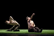 Paweł Koncewoj i Bartosz Anczykowski w balecie „The Green” Eda Wubbe, fot. Ewa Krasucka