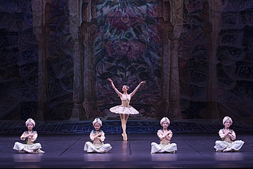 „Korsarz”: Mai Kageyama jako Medora i uczniowie szkoły baletowej, fot. Ewa Krasucka