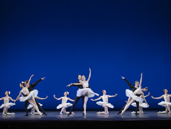 'Symfonia tańca Bis' ('Symphony in C'), tańczą Jaeeun Jung i Bogdan Verbovoy oraz Hannah Cho, Marco Esposito, Yana Shtanhei i Laurence Elliott, © The School of American Ballet, fot. Ewa Krasucka