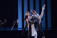 Rinaldo Venuti i Yuka Ebihara w balecie „Na pięciolinii” Jacka Tyskiego, fot. Ewa Krasucka