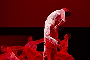 [Translate to English:] Kristóf Szabó i Polski Balet Narodowy w „Koncercie f-moll” Krzysztofa Pastora, fot. Ewa Krasucka