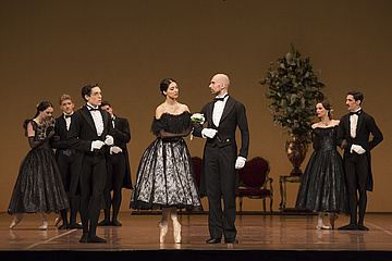 "The Lady of the Camellias": Jordan Bautista as Count N., Chinara Alizade as Marguerite Gautier & Carlos Martín Peréz as the Duke, photo: Ewa Krasucka