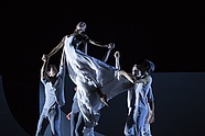 [Translate to English:] Chinara Alizade i Polski Balet Narodowy w „Koncercie e-moll” Liama Scarletta, fot. Ewa Krasucka