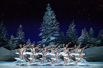„The Nutcracker”: Polish National Ballet as the Snowflakes, photo: Ewa Krasucka
