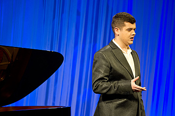 Jan Żądło - baryton, fot. Donat BrykczyńskiBE&W