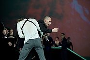 Carlos Martín Pérez i Sergey Popov w „Hamlecie” Jacka Tyskiego, fot. Ewa Krasucka