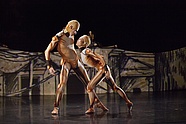 Robin Kent i Yuka Ebihara w balecie "Pupa" Anny Hop, fot. Ewa Krasucka
