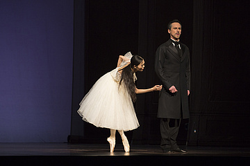 "The Lady of the Camellias": Yuka Ebihara as Marguerite Gautier & Wojciech Ślęzak as Monsieur Duval, photo: Ewa Krasucka