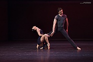 Robin Kent i Maria Żuk w balecie „Adagio & Scherzo” Krzysztofa Pastora, fot. Ewa Krasucka