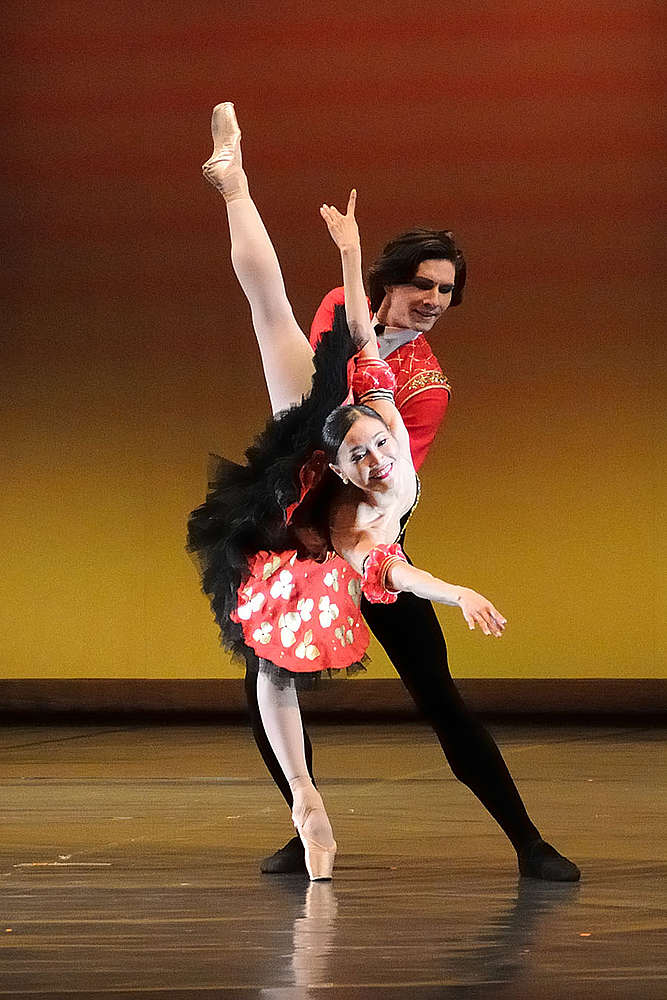 Yuka Ebihara i Vladimir Yaroshenko w pas de deux z „Don Kichota” w choreografii Mariusa Petipy. fot. Martin Popelář