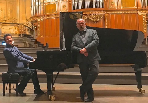 na scenie przy fortepianie uśmiechnięty Piotr Beczała, z prawej strony oparty o fortepian śpiewa Helmut Deutsch