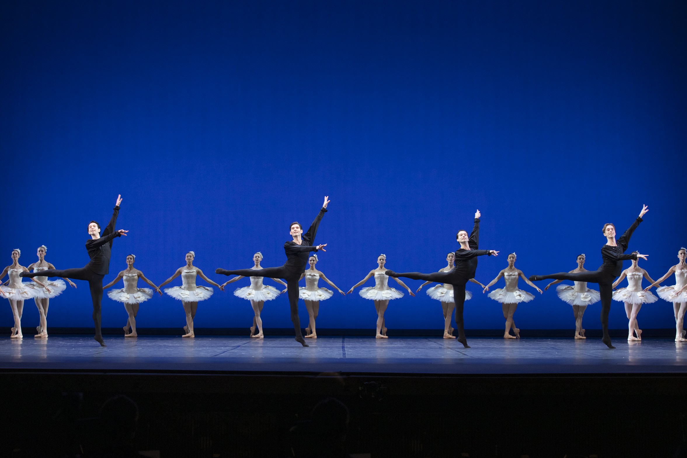 [Translate to English:] 'Symphony in C' chor. George Balanchine, tańczą Bogdan Verbovoy, Vladimir Yaroshenko, Diogo de Oliveira, Marko Juusela i PBN, fot. Ewa Krasucka