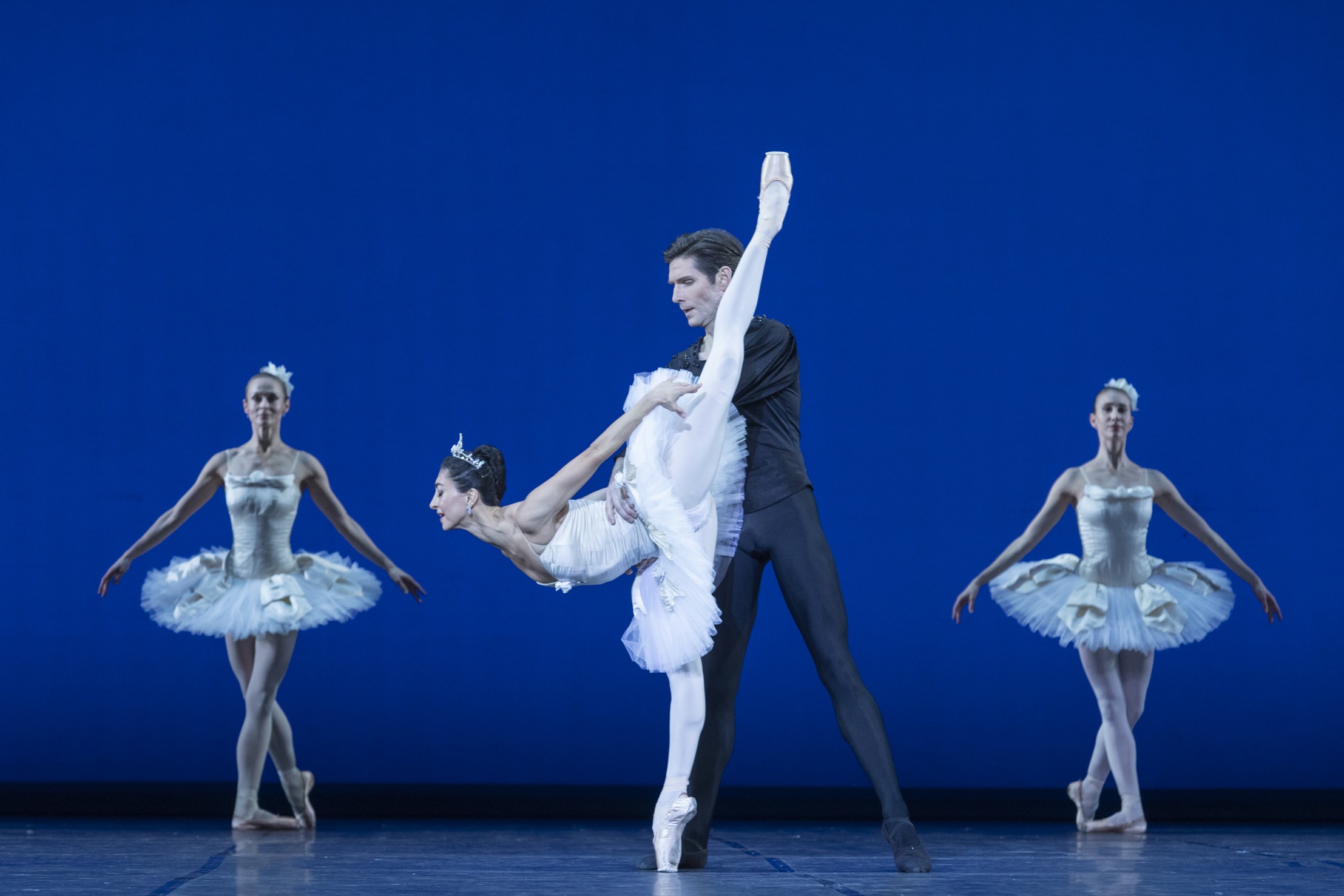 [Translate to English:] 'Symphony in C' chor. George Balanchine, tańczą Chinara Alizade i Vladimir Yaroshenko oraz Daria Majewska i Oliwia Górecka, fot. Ewa Krasucka