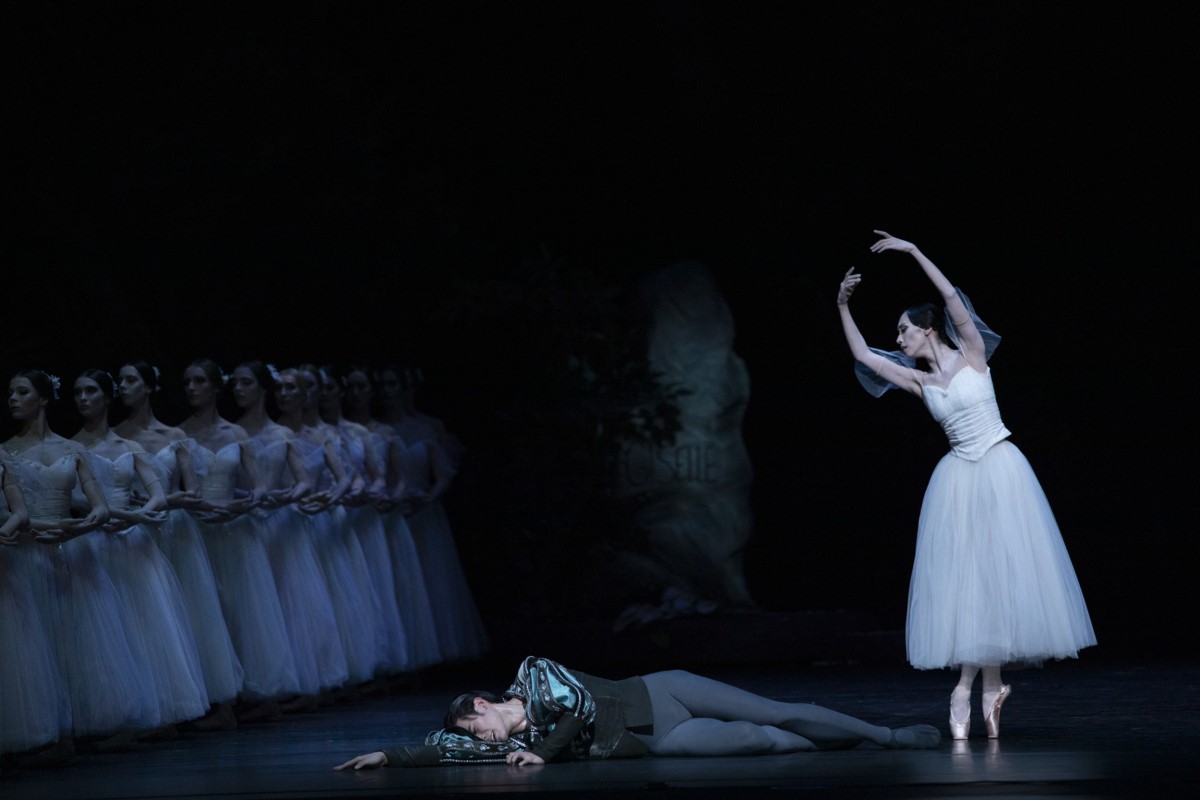 scena z baletu, mężczyzna leży nad nim z wyciągniętymi rękami kobieta