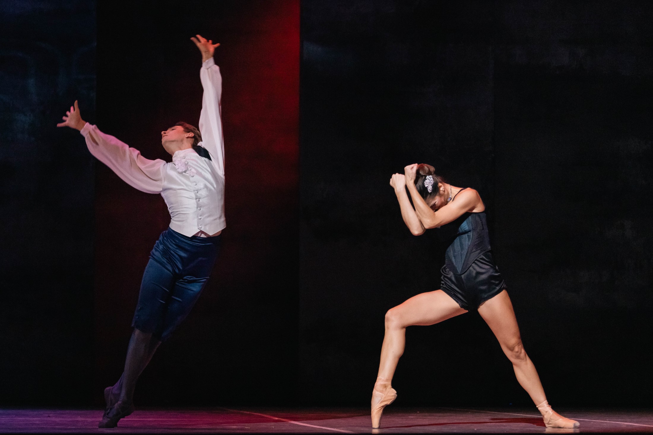 Niebezpieczne związki, fot. Miłosz Budzyński mężczyzna z podniesionymi rękami obok kobieta, chowa głowę w rękach, taneczny rozkrok