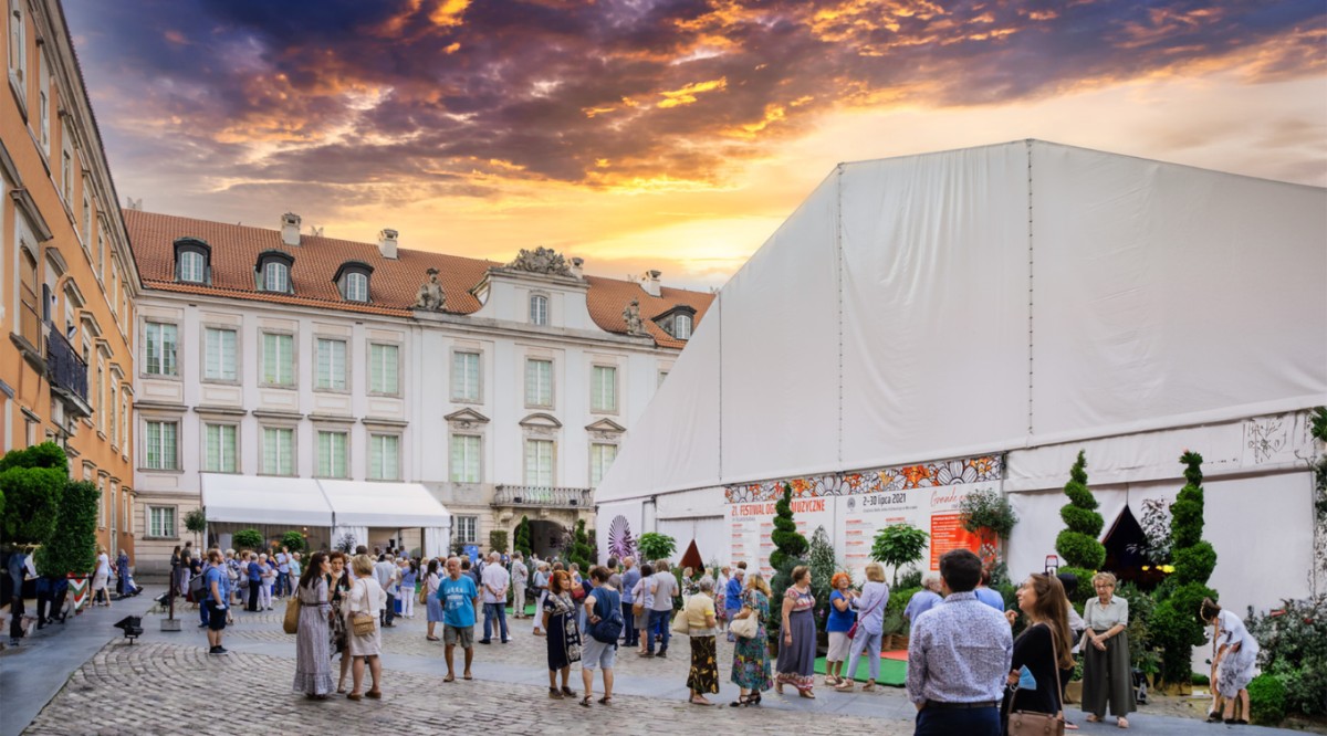 zdjęcie namiotu na dziedzincu zamku królewskiego, w którym odbywają się wydarzenia festiwalu