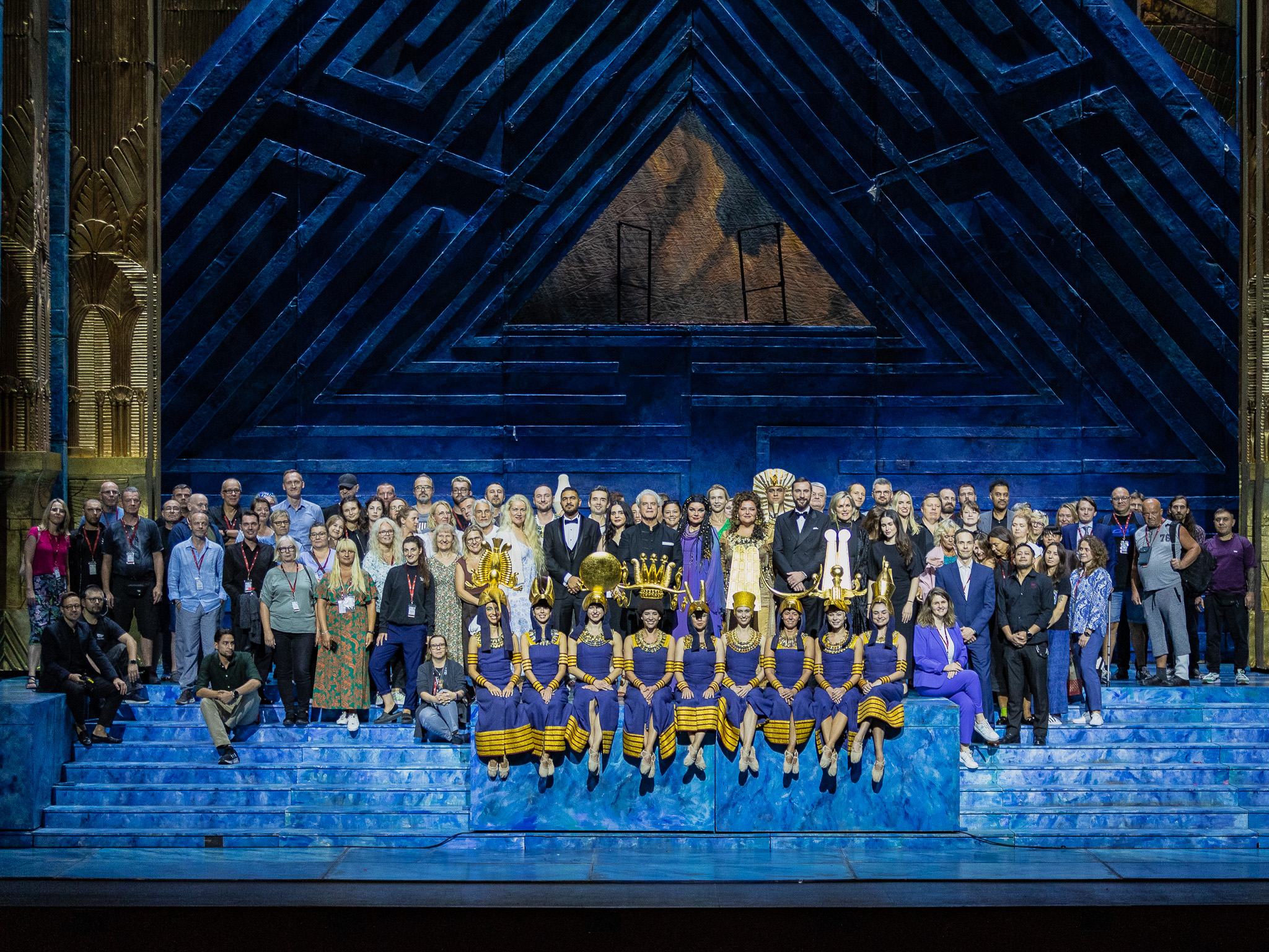 grupa os&oacute;b w kostiumach na scenie 