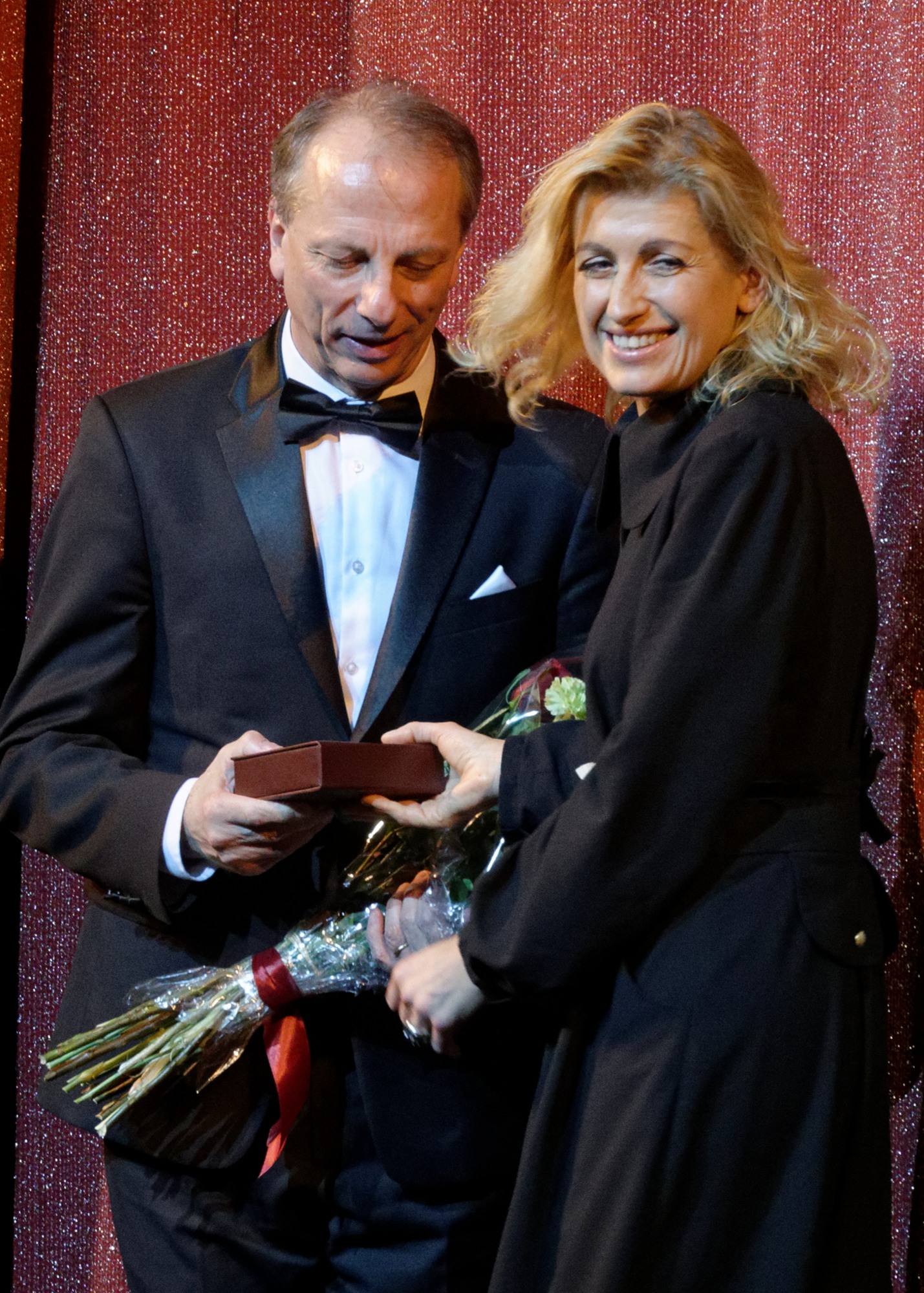 Minister kultury Republiki Litewskiej Liana Ruokytė-Jonsson wręcza naszemu artyście Honorową Złotą Gwiazdę