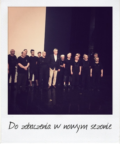 Waldemar Dąbrowski, general director of the Teatr Wielki – Polish National Opera, onstage with the stagehands; photo: Monika Caputa