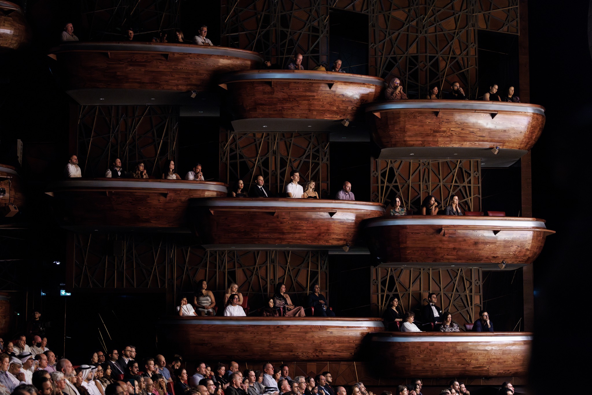 widok na drewniane loże na widowni