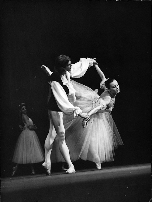 Elżbieta Jaroń i Waldemar Wołk-Karaczewski w warszawskiej realizacji baletu Fokina z 1975 roku, fot. Zygmunt Sidło