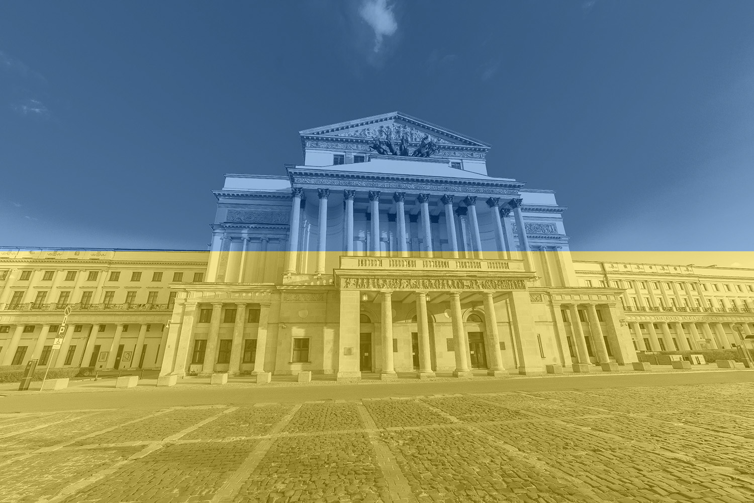 Photo of the Polish National Opera builing in yellow and blue, the colours of the Ukrainian flag barwach ukraińskiej flagi