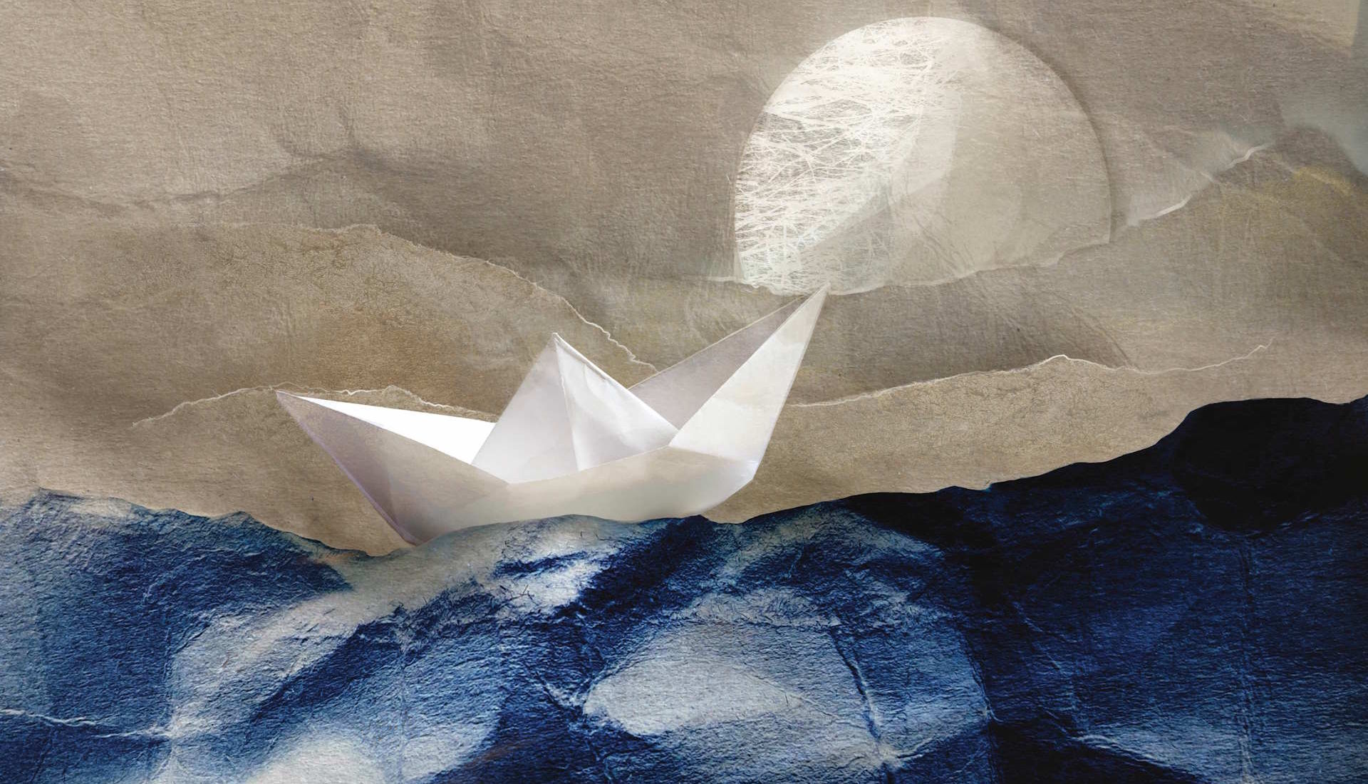 na zdjęciu beżowa łódka z papieru na malowanych granatową farbą falach