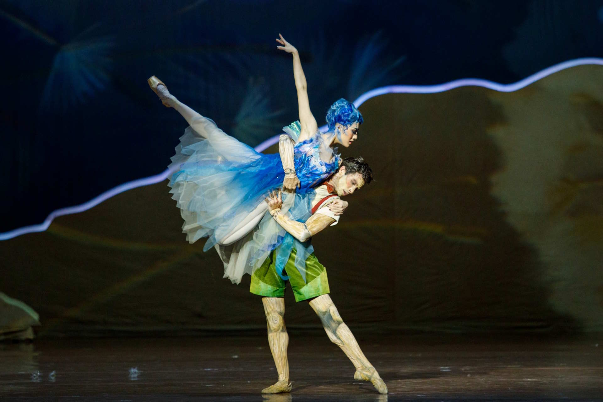 Hye Ji Kang jako Błękitna Wróżka i Diogo de Oliveira jako Pinokio w „Pinokiu”, fot. Ewa Krasucka