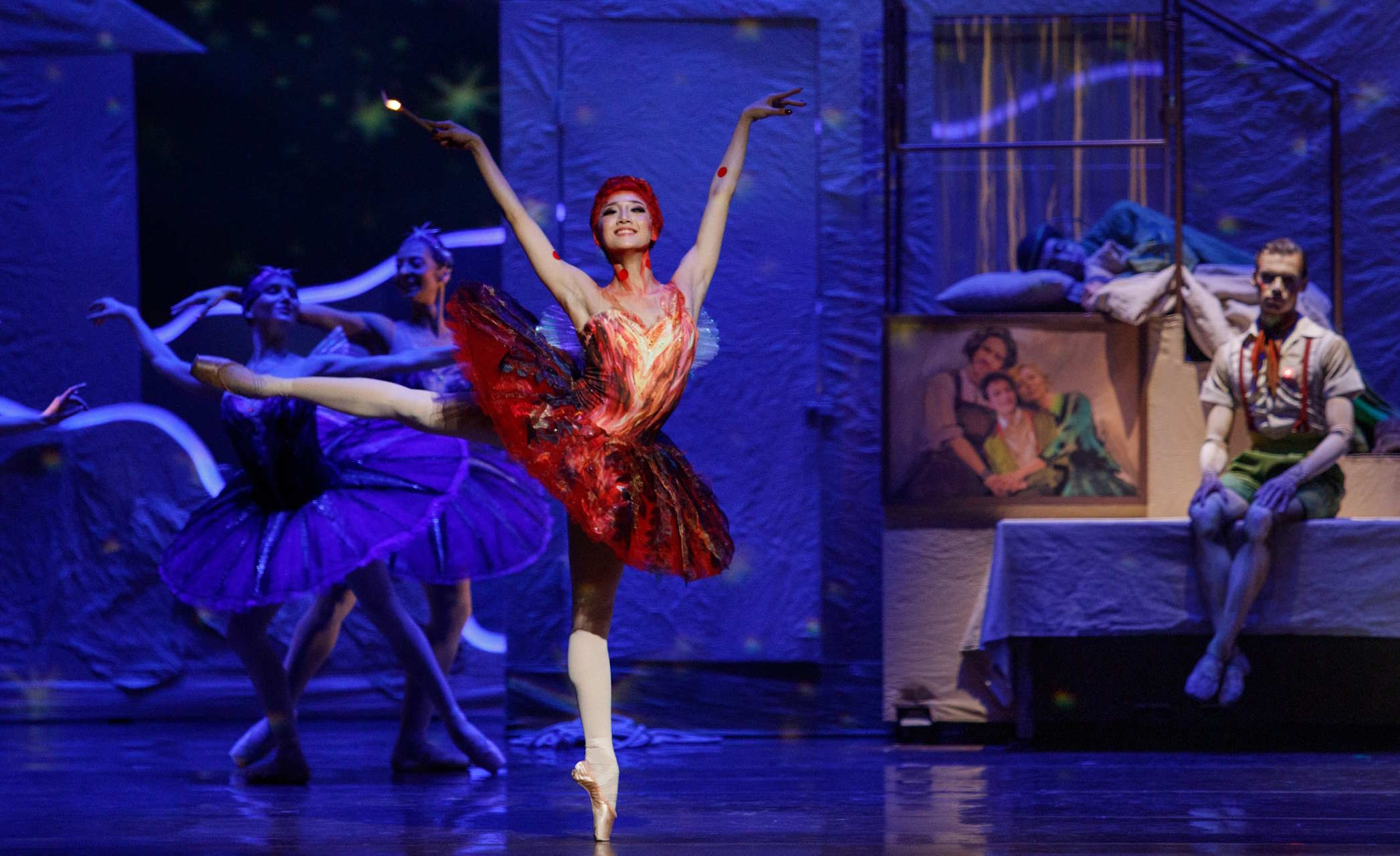 Hye Ji Kang jako Czerwona Wróżka i Kasper Górczak jako Pinokio w „Pinokiu”, fot. Ewa Krasucka