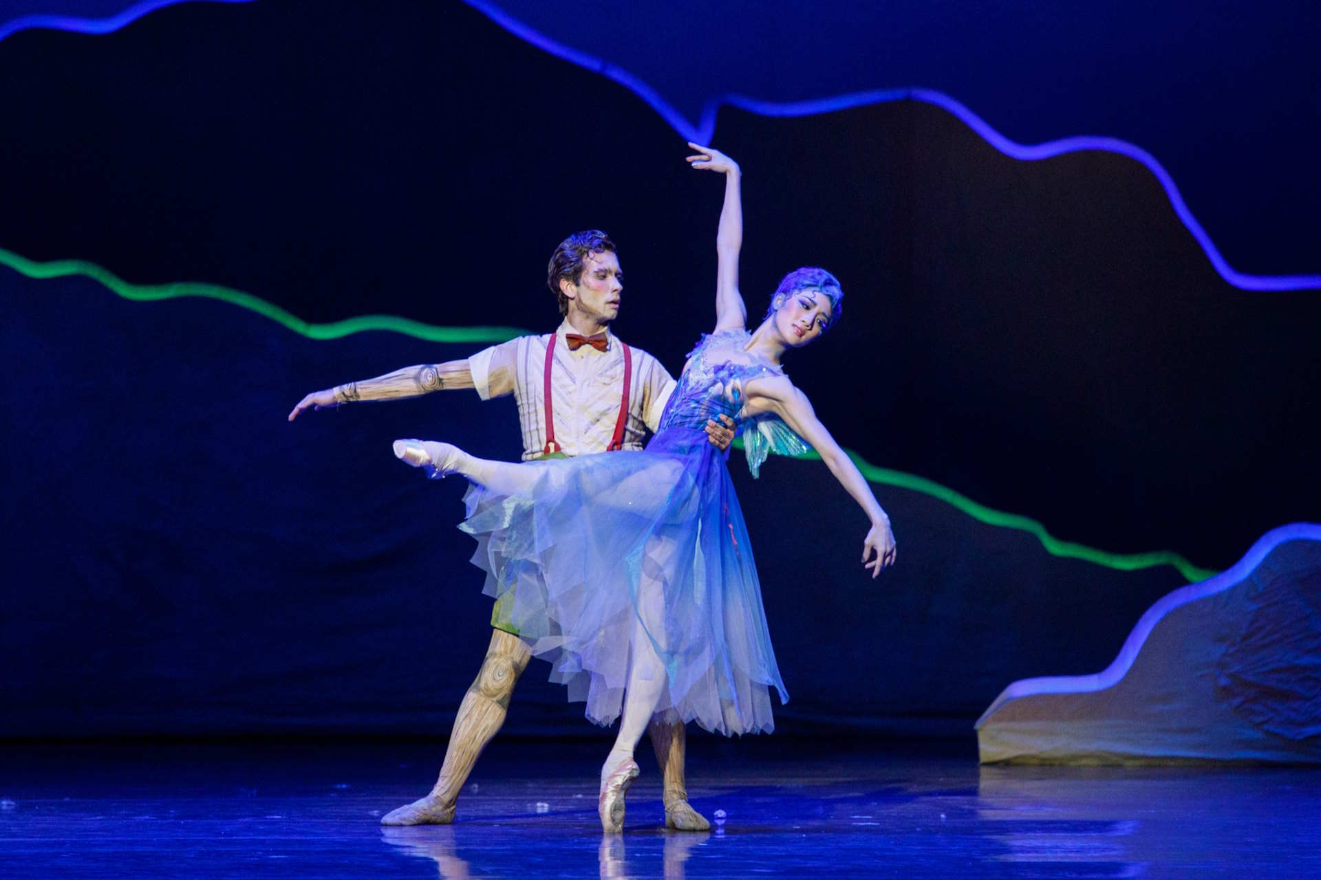 Hye Ji Kang jako Błękitna Wróżka i Diogo de Oliveira jako Pinokio w „Pinokiu”, fot. Ewa Krasucka