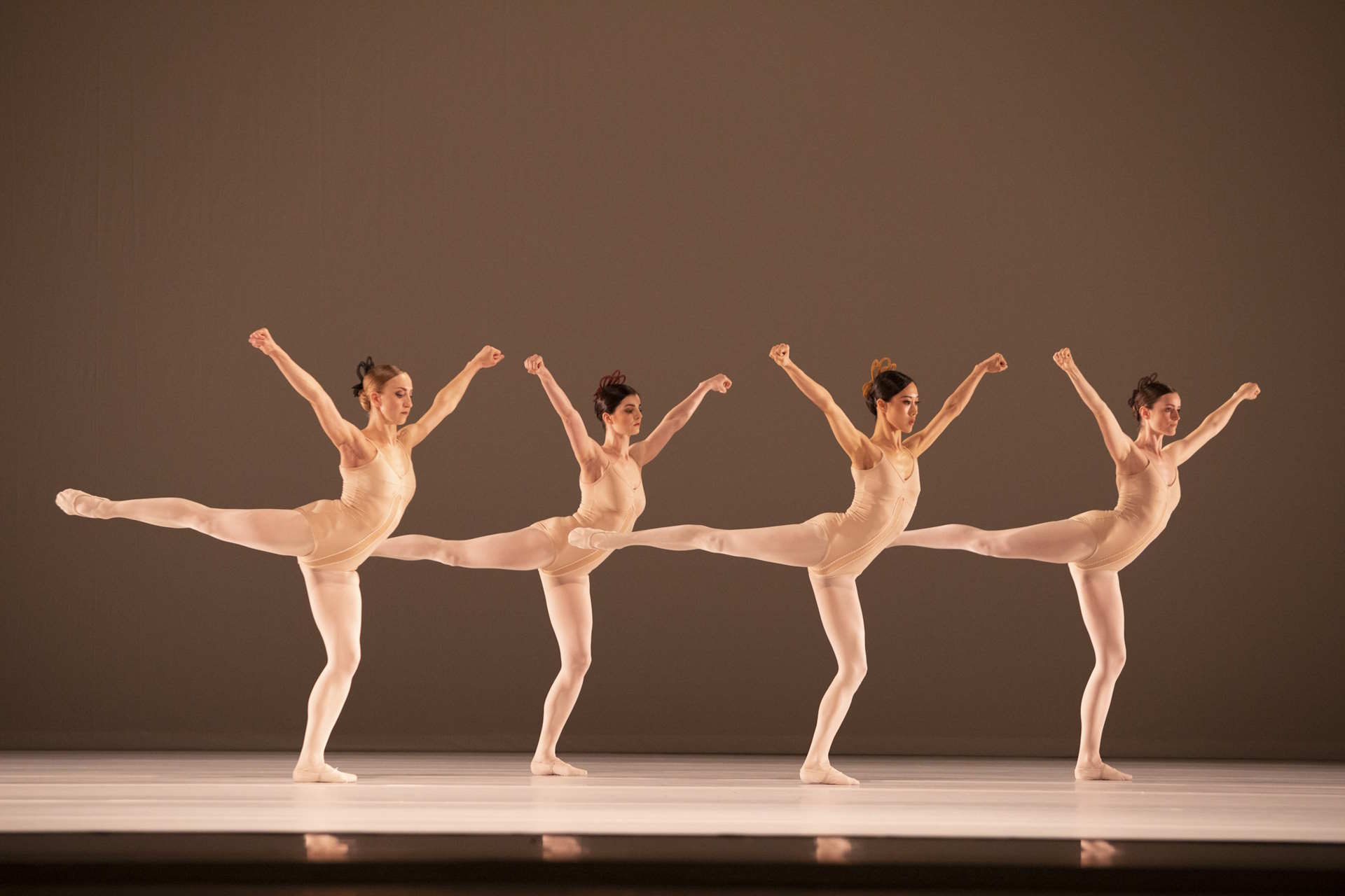 Palina Rusetskaya, Yana Shtanhei, Hannah Cho i Manon Kolanowski w balecie „Grosse Fuge”, fot. Ewa Krasucka