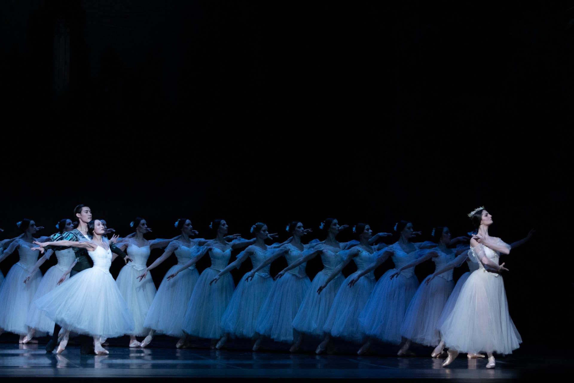 Yana Shtanhei jako Mirta, Yuka Ebihara jako Giselle i Ryota Kitai jako Książę Albert w „Giselle”, fot. Ewa Krasucka